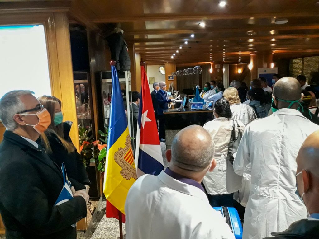 Brigada de médicos cubanos en el principado de Andorra. Foto: @embaCubaEspana/Twitter.