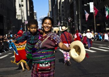 Madre e hijo con atuendos típicos de Guatemala en el desfile de la Herencia Hispana de Nueva York. Foto: Reuters.
