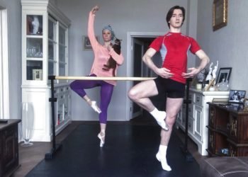 Los primeros bailarines del Ballet Bolshoi, Maria Alexandrova y Vladislav Lantratov, participan en un ensayo online con sus compañeros desde su casa en Moscú. Foto: AP/Pavel Golovkin.