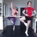 Los primeros bailarines del Ballet Bolshoi, Maria Alexandrova y Vladislav Lantratov, participan en un ensayo online con sus compañeros desde su casa en Moscú. Foto: AP/Pavel Golovkin.