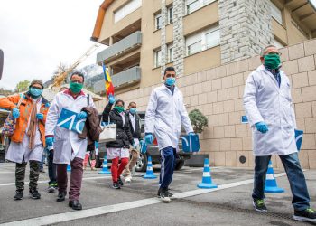 Integrantes de la brigada médica cubana en Andorra, tras su llegada a ese pequeño país europeo para combatir la pandemia de coronavirus. Foto: Diario de Andorra.