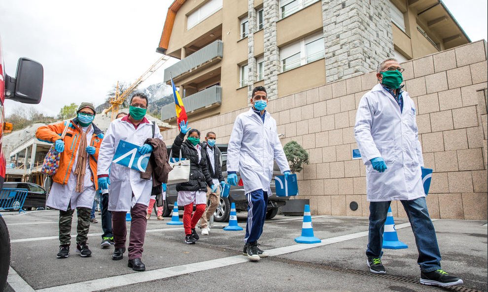 Integrantes de la brigada médica cubana en Andorra, tras su llegada a ese pequeño país europeo para combatir la pandemia de coronavirus. Foto: Diario de Andorra.