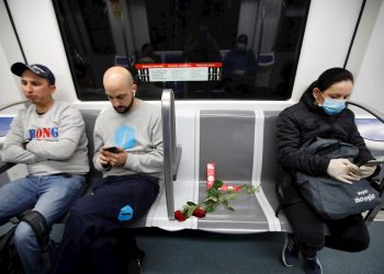 Una rosa en un asiento reservado para personas mayores del Metro de Barcelona en un homenaje a este colectivo, el más castigado en la crisis sanitaria. Foto:  EFE/Marta Pérez.