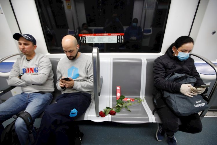 Una rosa en un asiento reservado para personas mayores del Metro de Barcelona en un homenaje a este colectivo, el más castigado en la crisis sanitaria. Foto:  EFE/Marta Pérez.