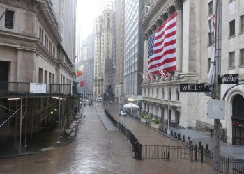 El área de Wall Street donde se encuentra la Bolsa de Valores de Nueva York, vacía durante un día lluvioso. Lunes 13 de abril de 2020. Foto: Ted Shaffrey/AP.
