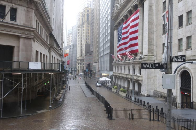 El área de Wall Street donde se encuentra la Bolsa de Valores de Nueva York, vacía durante un día lluvioso. Lunes 13 de abril de 2020. Foto: Ted Shaffrey/AP.