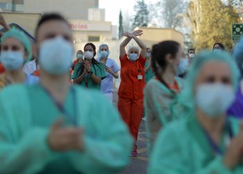 Trabajadores sanitarios aplauden a la gente que, desde sus casas, muestra su apoyo al personal que trabajaba para contener el brote de coronavirus, en el hospital Gregorio Marañón, en Madrid. Foto: AP Foto/Manu Fernández
