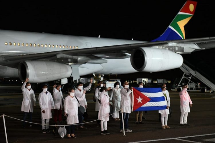 El personal médicos cubano llegó anoche a Johannesburgo, donde fue recibido por autoridades de Sudáfrica. Foto: SundayTimes.