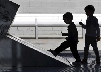 Dos niños juegan en el Parque Joan Miró de Barcelona cuando se cumplen 45 días de confinamiento por el estado de alarma decretado por el Gobierno debido a la crisis del coronavirus. Foto: EFE/Andreu Dalmau.