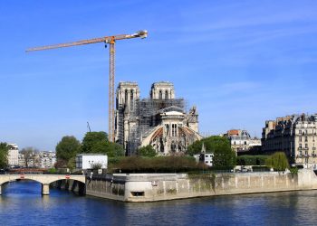 Una grúa se alza junto a la catedral de Notre Dame, París, miércoles 15 de abril de 2020. Alemania ha ofrecido colaborar con la reconstrucción del monumento, dañado por un incendio hace un año. Foto: AP/Michel Euler.