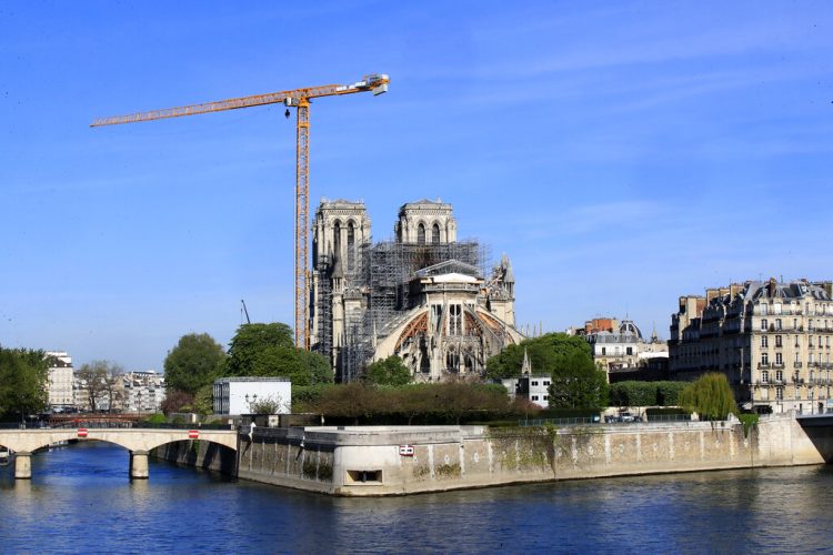 Una grúa se alza junto a la catedral de Notre Dame, París, miércoles 15 de abril de 2020. Alemania ha ofrecido colaborar con la reconstrucción del monumento, dañado por un incendio hace un año. Foto: AP/Michel Euler.