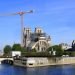 Una grúa se alza junto a la catedral de Notre Dame, París, miércoles 15 de abril de 2020. Alemania ha ofrecido colaborar con la reconstrucción del monumento, dañado por un incendio hace un año. Foto: AP/Michel Euler.