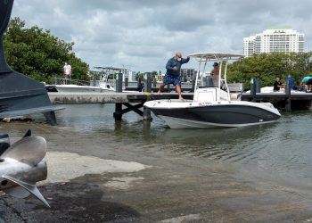 El propietario de una lancha de recreo se prepara para salir al mar en la marina Pelican Harbour en Miami. Foto: Cristóbal Herrera/EFE.