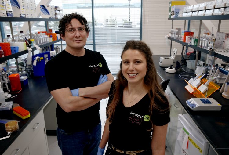 El presidente de Distributed Bio, Jake Glanville, y la investigadora principal Sarah Ives, en su laboratorio de San Francisco, California. Foto: Karl Mondon/Bay Area News Group.