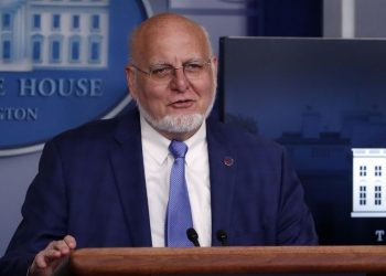 El director de los Centros para el Control y Prevención de Enfermedades de Estados Unidos, Robert Redfield, Foto: AP.