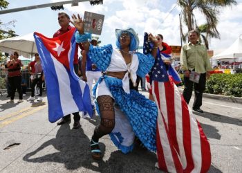 Desfile con música y baile en la Pequeña Habana en Miami, Florida. Foto: Wilfredo Lee/AP.