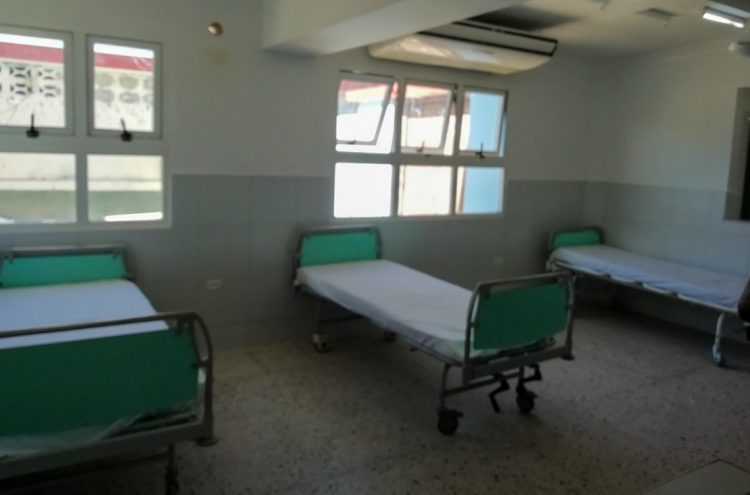 Tras confirmarse seis casos positivos con coronavirus fue puesto en cuarentena el hospital Julio Aristegui, de Cárdenas, Matanzas. Foto: @cardenashtc/Twitter