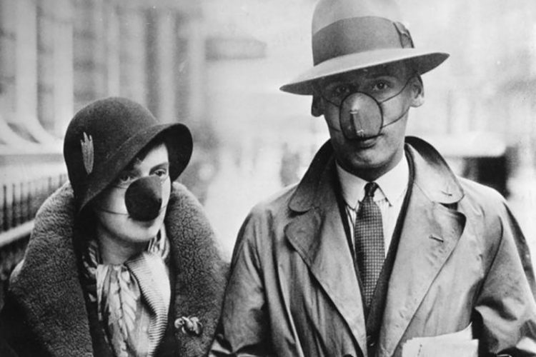 Pareja con nasobuco durante la pandemia de gripe 1918-1919. Foto: Archivo.