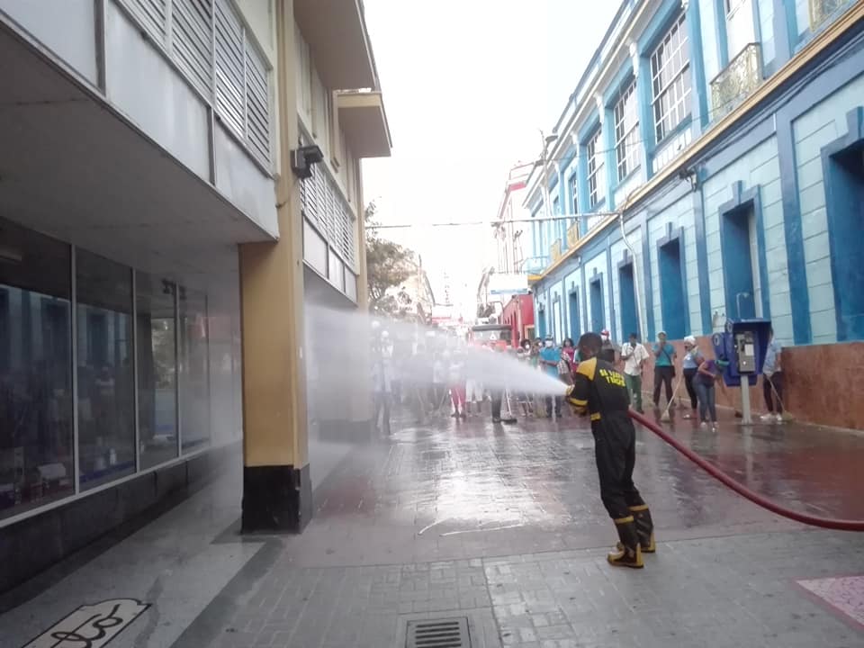 Desinfección de la calle Enramadas, en Santiago de Cuba, como parte de las acciones para frenar la transmisión de la Covid-19. Foto: Odalis Riquenes / Juventud Rebelde.