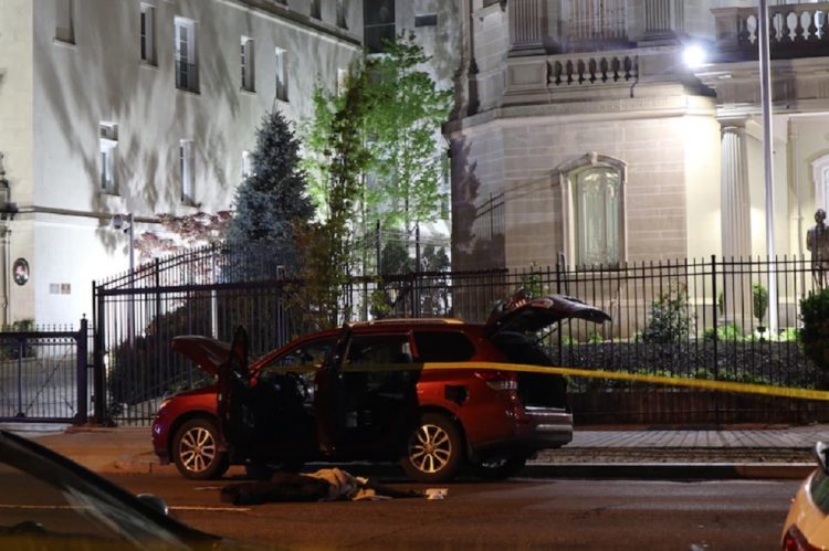 El vehículo relacionado con los hechos estacionado fuera de la sede diplomática. Foto: Antonia Noori Farzan/The Washington Post.