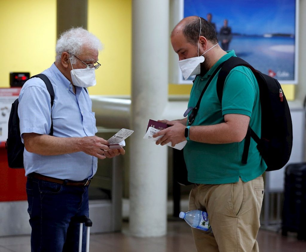 Dos turistas españoles revisan sus boletos de vuelo este martes en el aeropuerto Internacional José Martí de la Habana, Cuba. Foto: EFE/ Ernesto Mastrascusa.