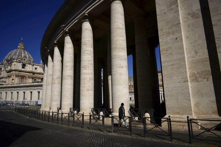 Un hombre camina junto a la columnata de Bernini en la plaza de San Pedro, durante la audiencia semanal del papa Francisco que el Vaticano emite por internet debido a las restricciones contra el nuevo coronavirus. Foto: AP /Andrew Medichini.