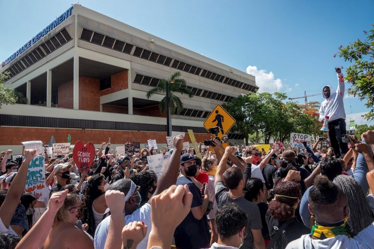 Manifestantes delante de la sede de la policía de Miami en protesta por la muerte del afro-americano George Floyd. Foto:  Cristóbal Herrera / Efe.