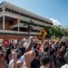 Manifestantes delante de la sede de la policía de Miami en protesta por la muerte del afro-americano George Floyd. Foto:  Cristóbal Herrera / Efe.