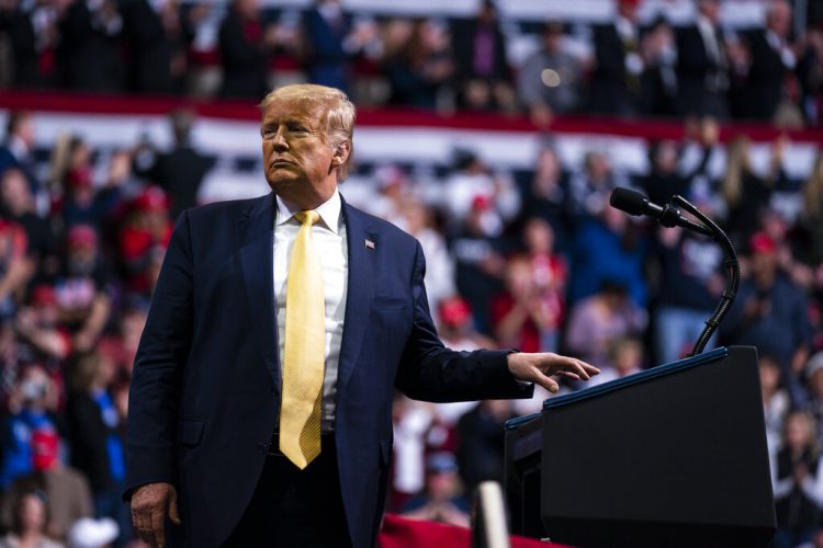 En esta imagen del 20 de febrero de 2020, el presidente Donald Trump se acerca al podio durante un acto de campaña en el Broadmoor World Arena de Colorado Springs, Colorado. Foto: AP/Evan Vucci/Archivo.