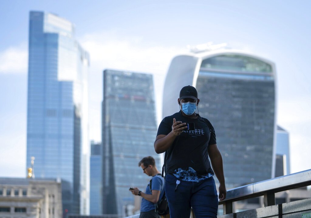Gente caminando por el Puente de Londres durante la hora punta matinal, tras la introducción de medidas para sacar al país de la cuarentena durante la pandemia del coronavirus, en Londres, el miércoles 20 de mayo de 2020. Foto: Dominic Lipinski/PA via AP.