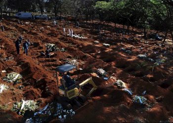 Vista desde un dron que muestra a trabajadores enterrando víctimas mortales de la Covid-19, en el cementerio de Vila Formosa, el más grande de América Latina, en Sao Paulo, Brasil, el 26 de mayo de 2020. Foto: Paulo Whitaker / EFE.