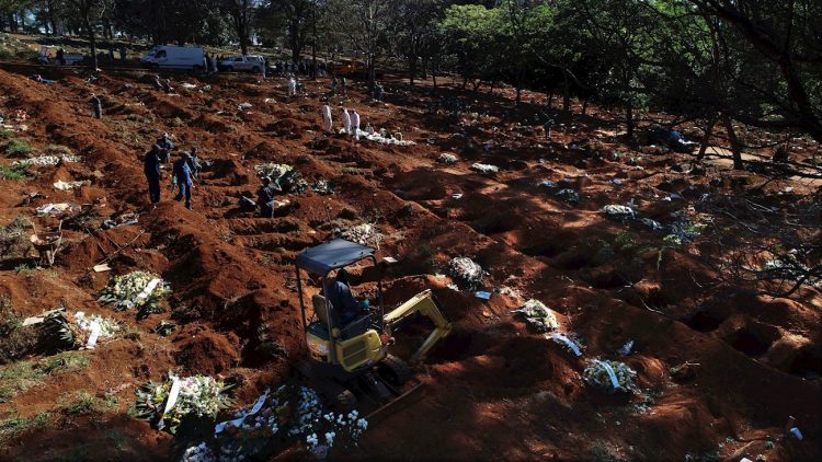 Vista desde un dron que muestra a trabajadores enterrando víctimas mortales de la Covid-19, en el cementerio de Vila Formosa, el más grande de América Latina, en Sao Paulo, Brasil, el 26 de mayo de 2020. Foto: Paulo Whitaker / EFE.
