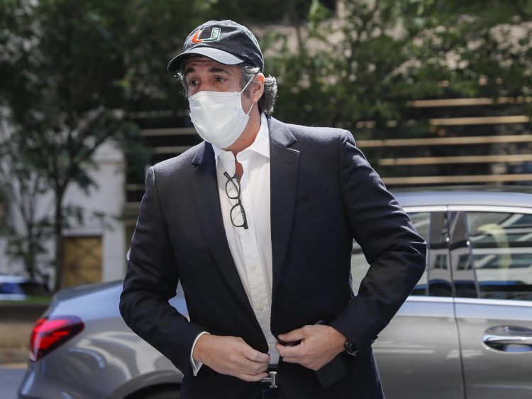 Michael Cohen llega el jueves a su apartamento de Manhattan después de ser liberado de una prisión federal. Foto: John Minchillo/AP.