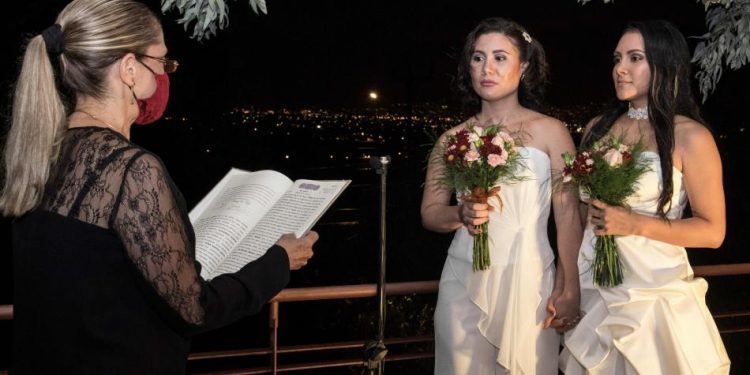 Dunia Araya y Alexandra Quiros, primera pareja del mismo sexo en contraer matrimonio en Costa Rica. Foto: AFP.