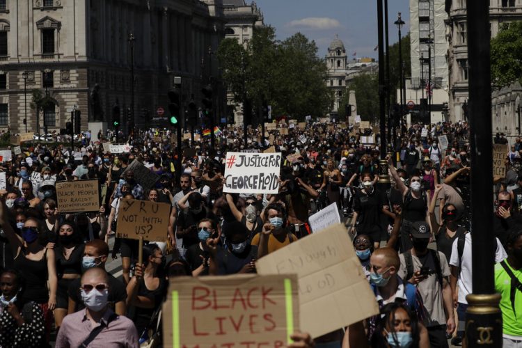 Cientos de personas marchan hacia Parliament Square, en el centro de Londres, el domingo 31 de mayo de 2020, en protesta por la muerte del afro-americano George Floyd. Foto: Matt Dunham/AP.