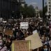 Cientos de personas marchan hacia Parliament Square, en el centro de Londres, el domingo 31 de mayo de 2020, en protesta por la muerte del afro-americano George Floyd. Foto: Matt Dunham/AP.