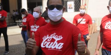 Miembros de la brigada médica cubana en Lombardía, Italia, en el acto de despedida tras concluir su trabajo en la lucha contra la Covid-19. Foto: Cubadebate.