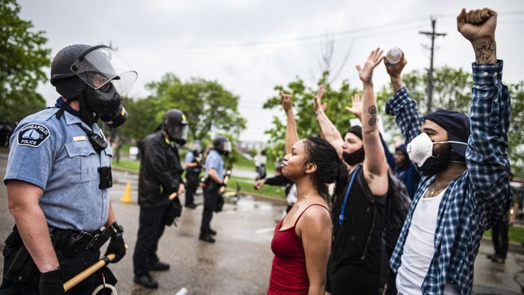 Protestas en Minneapolis por la muerte de George Floyd a manos de la policía. Foto: Vox.