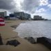 Una bandera puertorriqueña ondea en una playa vacía el 21 de mayo de 2020 en San Juan. Foto: Carlos Giusti/AP.