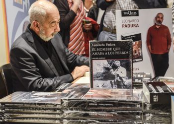 Padura firma libros en la Feria Internacional del Libro de Buenos Aires. Foto: Kaloian Santos/OnCuba/Archivo.