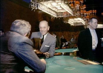 En su rol de "greeter" del casino. Foto: Time.