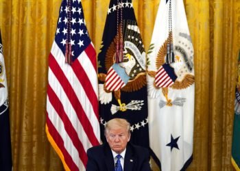El presidente Donald Trump escucha durante una reunión de su gabinete en la Sala Este de la Casa Blanca el martes 19 de mayo de 2020.  Foto: Evan Vucci/AP.