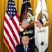 El presidente Donald Trump escucha durante una reunión de su gabinete en la Sala Este de la Casa Blanca el martes 19 de mayo de 2020.  Foto: Evan Vucci/AP.