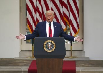 El presidente Trump responde preguntas de los reporteros durante un evento en la Rosaleda de la Casa Blanca el martes 26 de mayo de 2020. Foto: Evan Vucci/AP.