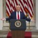 El presidente Trump responde preguntas de los reporteros durante un evento en la Rosaleda de la Casa Blanca el martes 26 de mayo de 2020. Foto: Evan Vucci/AP.