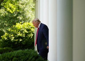 El presidente Trump llega para hablar en un evento en la Rosaleda de la Casa Blanca el martes 26 de mayo de 2020.  Foto: Evan Vucci/AP.