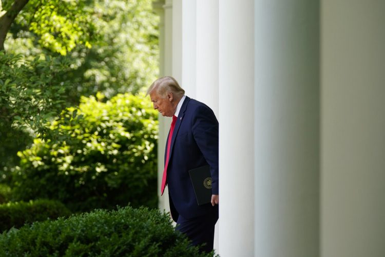 El presidente Trump llega para hablar en un evento en la Rosaleda de la Casa Blanca el martes 26 de mayo de 2020.  Foto: Evan Vucci/AP.