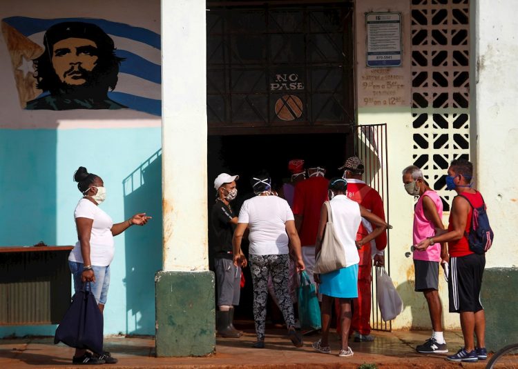 Un grupo de personas hacen fila para comprar en un mercado agropecuario, este lunes en La Habana.  (Cuba) EFE/Yander Zamora