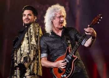 Adam Lambert y Brian May tocan en el festival Global en Nueva York. Lambert y May, junto a Roger Taylor, de Queen, lanzaron el viernes 1 de mayo una nueva versión del clásico "We Are the Champions" para los trabajadores en el frente de la batalla contra el coronavirus, "You Are the Champions". Foto: Charles Sykes/Invision/AP, Archivo.