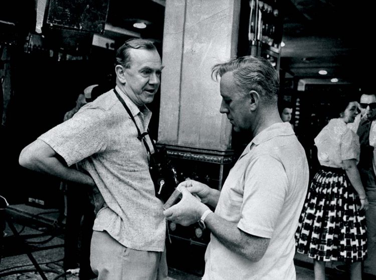 El escritor Graham Greene (izquierda) hablando con el actor Alec Guinness en el Sloppy Joe's durante el rodaje de Nuestro hombre en La Habana. Foto: Peter Stackpole / LIFE.